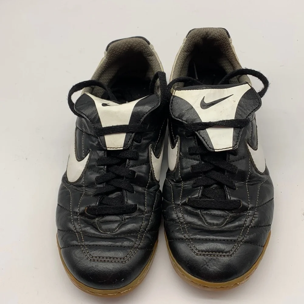 Nike Tiempo Indoor Soccer Shoes Youth size 4.5